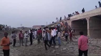 बलरामपुर जनपद में बाइक सवार दो लोगों की मौत परिजनों में पसरा मातम। वहीं मदरसे का गेट गिरने से बच्चे की मौत ललिया थाना पर