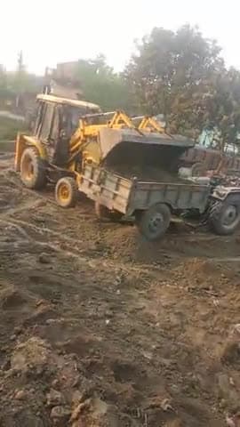 हुसैनगंज थाना क्षेत्र छपिया बुजुर्ग में गंडक नहर की पटरी की मिट्टी चुराई जा रही@