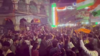 प्रयागराज: चैंपियंस ट्रॉफी में भारतीय क्रिकेट टीम की जीत के बाद चौक में होली पर्व से पूर्व मनाई गई दिवाली, जमकर हुई आतिशबाजी