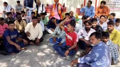 झुंझुनू: कलेक्ट्रेट के सामने रेहड़ी व ठेला चालकों ने जिला प्रशासन के खिलाफ दिया धरना, जमकर की नारेबाजी