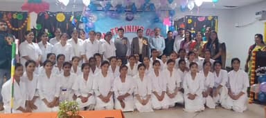 फैज़ाबाद: दर्शन नगर में एएनएम की ट्रेनिंग कर रही छात्राओं का शपथ ग्रहण, लैपलाइटिंग एवं कोट वेयरिंग का समारोह आयोजित हुआ