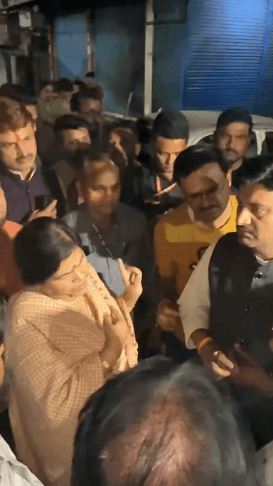 *रातभर महू में ही डटी रहीं विधायक उषा ठाकुर...*

कल रात हुई घटना के बाद से पुलिस-प्रशासन ने तुरंत सख्ती दिखाते हुए मोर्च