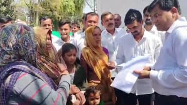 सागर नगर: ग्राम पंचायत पड़वार के आदिवासी मुहल्ले के ग्रामीणों ने कलेक्टर कार्यालय में सड़क और बिजली की मांग को लेकर ज्ञापन सौंपा