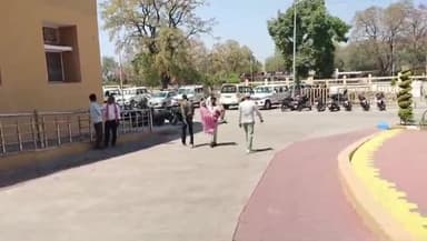 सागर नगर: जमीन कब्जे और मारपीट की शिकायत लेकर बेटा मां को गोद में उठाकर कलेक्टर कार्यालय पहुंचा