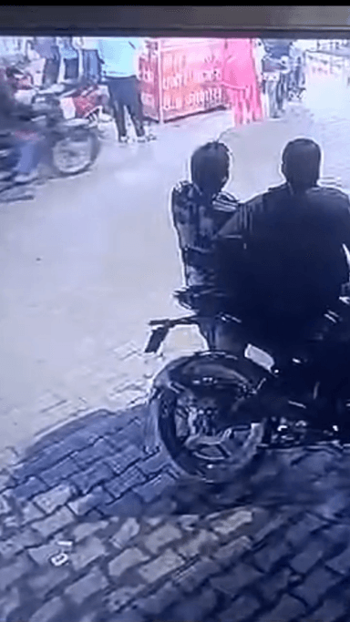 मेरठ: ब्रह्मपुरी थाना क्षेत्र में बाइक सवार व्यक्ति ने कटे हुए पशुओं के अवशेष फेंके, सीसीटीवी फुटेज हुआ वायरल