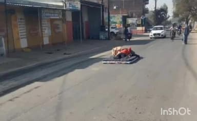 सिंगरौली: गनियारी रोड पर शराब के नशे में व्यक्ति ने सड़क पर ही बिस्तर लगाकर सोया, फोटो सोशल मीडिया पर वायरल