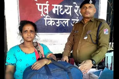 लखीसराय: RPF किऊल पोस्ट द्वारा ऑपरेशन अमानत के तहत यात्री का ट्रेन में छूटा हुआ बैग वापस लौटाया गया