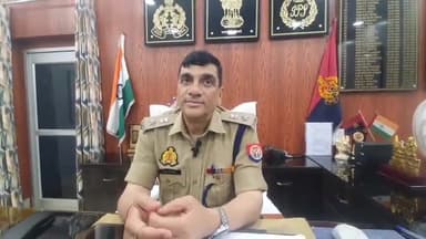 रामपुर: पुलिस अधीक्षक विद्यासागर मिश्र ने पुलिस कार्यालय में मीडिया से कहा, होली के पर्व पर गांव-गांव बनेंगे मोबाइल कलस्टर