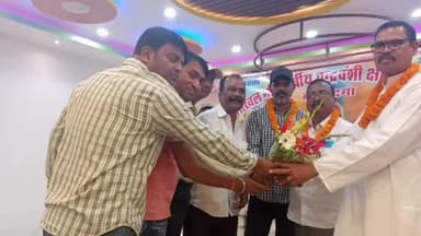 लोहरदगा: मुद्रिका बैंक्वेट हॉल में चंद्रवंशी समाज का होली मिलन समारोह संपन्न, नवनिर्वाचित पदाधिकारियों का स्वागत और सम्मान