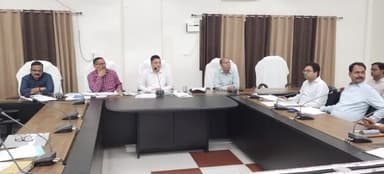 चंदौली: डीएम की अध्यक्षता में भारत माला परियोजना डीएफसीसीआईएल की भूमि अधिग्रहण की समीक्षा बैठक कलेक्ट्रेट में संपन्न हुई