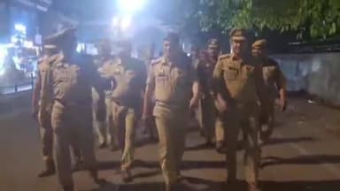 रामपुर: सिविल लाइन क्षेत्र में SP विद्यासागर मिश्र ने आगामी त्योहारों के मद्देनज़र भारी पुलिस बल के साथ किया पैदल मार्च