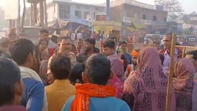 फैज़ाबाद: नगर निगम के सफाई कर्मचारियों ने हड़ताल कर लता मंगेशकर चौक पर नया घाट मुख्य मार्ग को किया जाम