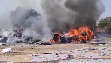 कालपी: कालपी के औद्योगिक क्षेत्र में अज्ञात कारणों से लगी भीषण आग, फैक्ट्री में रखा लाखों रुपए का माल जलकर हुआ खाक