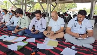 जांजगीर: जिला अस्पताल जांजगीर में डॉक्टरों ने सिविल सर्जन हटाने की मांग को लेकर किया विरोध, सायकल स्टैंड में चल रही ओपीडी