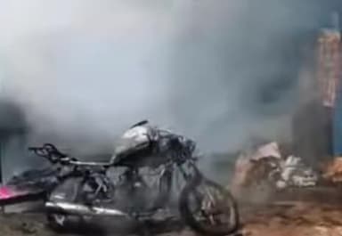 गढ़वा में पटाखा दुकान में आग लगने से पांच लोगों की मौत मरने वालों में दो बच्चे भी शामिल CM हेमंत सोरेन ने दुख जताया