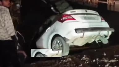 रातू: रांतू रोड पर तेज रफ्तार कार बैरिकैटिंग और डिवाइडर तोड़कर गड्ढे में गिरी, चालक फरार