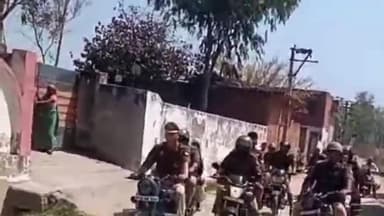 अमरोहा: एसपी के निर्देश पर रजबपुर थाना पुलिस ने बाइक से गांवों में निकाला फ्लैग मार्च