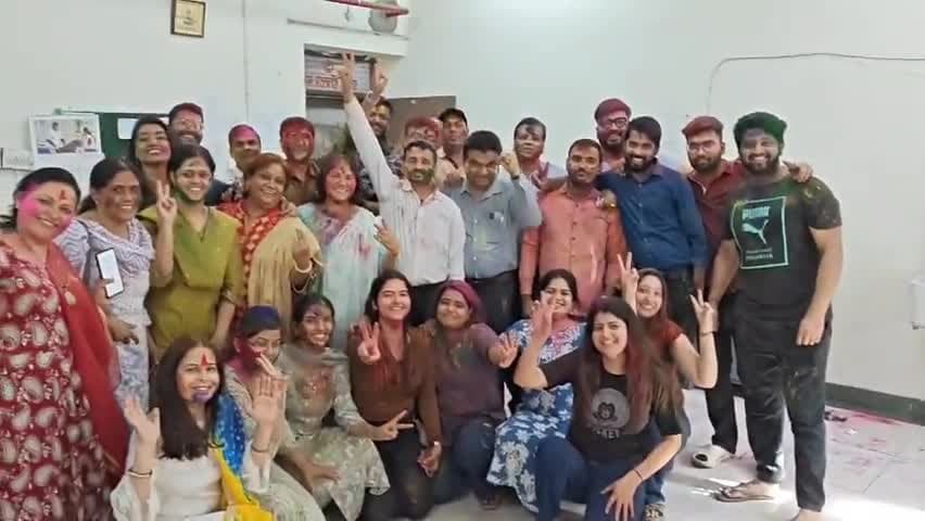 #happyholi2025 
आप सभी को #होली की #बधाई
आप सभी का मेरे और मेरे परिवार पर स्नेह आशीर्वाद बना रहे 
आपसी स्नेह प्यार सामाजिक समरसता बनी रहे एक दूसरे का सम्मान सहयोग कर आगे बढ़ने के प्रयास करे