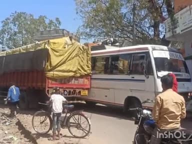 बल्देवगढ़: बल्देवगढ़ पंकज पुल के पास संकीर्ण मार्ग होने से बीच सड़क पर फंसे बस और ट्रक, आवागमन हुआ बाधित#jansamasya