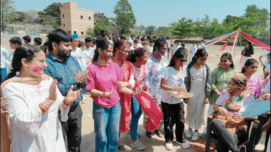 बेंगाबाद: बेंगाबाद रोड के सलूजा गोल्ड इंटरनेशनल स्कूल में बुधवार को होली का त्योहार धूमधाम से मनाया गया