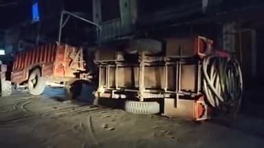 गांधी चौक चौराहे के पास तेज अनियंत्रित ट्रैक्टर में लगी हुई बोरवेल वाली जनरेटर जा पलटा