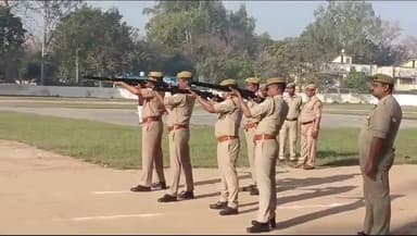 बदायूं: बरिष्ठ पुलिस अधीक्षक ने रिजर्व पुलिस लाइन में पुलिस कर्मियों को बलबा ड्रिल/दंगा नियंत्रण अभ्यास कराया