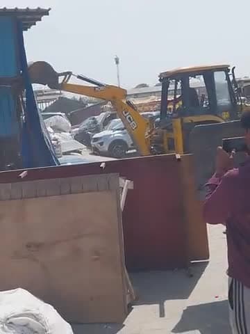 बृजघाट पर आती आक्रमण हटाते हुए सरकार का बड़ा एक्शन