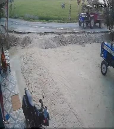 अचानक रोड से उतरकर खेत में चलने लगी ट्रैक्टर ट्रॉली, वीडियो हो रहा वायरल मामला मुंडेरवा थाना का है
#वायरल @bastivoice