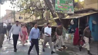 महनार: होली और रमजान पर्व को लेकर DM व SP ने महनार में निकाला फ्लैग मार्च