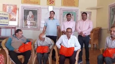 अमरोहा: अमरोहा के एडीएम और ईओ ने वृद्धाश्रम में मनाया होली का त्योहार, बुजुर्गों को दी शुभकामनाएं