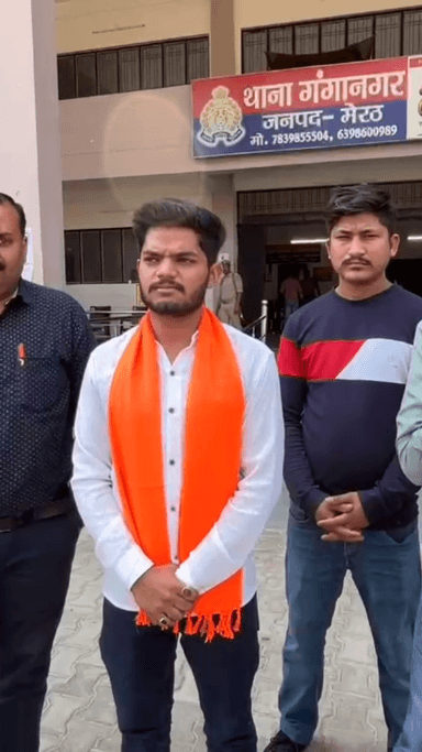 मेरठ: मेरठ के कॉलेज में छात्रों ने अदा की नमाज, हंगामा: हिंदू नेता बोले- जब हनुमान चालीसा पढ़ने पर FIR हो सकती है