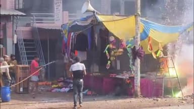 मड़िहान: राजगढ़ थाना क्षेत्र के नदी हार बाजार में कपड़े की दुकान में बेचे जा रहे पटाखों की दुकान में लगी आग, मचा अफरा-तफरी