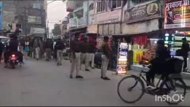 बखरी: बखरी में होलिका दहन से पहले प्रशासनिक अधिकारियों ने किया फ्लैग मार्च, दिए आवश्यक निर्देश