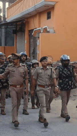 मोहनलालगंज: होली-ईद के दौरान शांति व्यवस्था को लेकर एसीपी गोसाईगंज ने संवेदनशील स्थानों पर किया फ्लैग मार्च