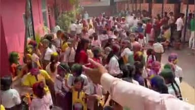 खगड़िया: चित्रगुप्त नगर मोहल्ले में छात्रों ने खेली होली, जश्न का माहौल