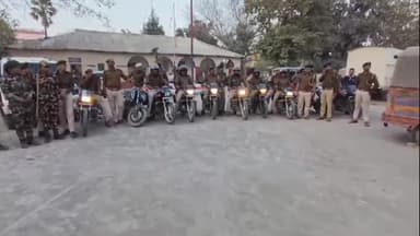 उचकागांव: मीरगंज पुलिस ने होली पर्व के लिए क्षेत्र में फ्लैग मार्च किया, अन्य अधिकारी भी शामिल हुए