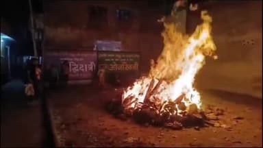 धनौरा: गजरौला में बड़ी धूमधाम के साथ हुआ होलिका दहन, पुलिस रही तैनात