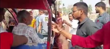 पूर्णिया पूर्व: बीरपुर में अनियंत्रित टोटो पलटा, बाल-बाल बचे टोटो सवार लोग