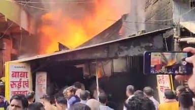 बिहार: अम्बेर चौराहे पर बाबा रुई की दुकान में लगी भीषण आग, लाखों का हुआ नुकसान