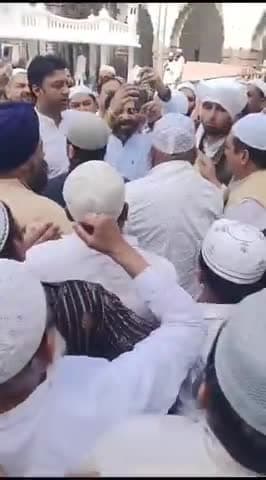 नवनियुक्त शहर काजी बने डॉ सालिकिन सिद्दीकी साहब को चांदी का मुकुट पहनाकर और पगड़ी बांधकर स्वागत करते शैंकी वर्मा।