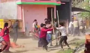 रायबरेली: जगदीशपुर गांव में छप्पर रखने को लेकर दो पक्षों में हुई गाली-गलौज व लाठी-डंडे से मारपीट, वीडियो हुआ वायरल