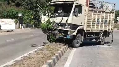 चान्हो: चान्हो NH-39 पर डिवाइडर से टकराया ट्रक, चालक घायल