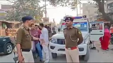 तुरकौलिया: रघुनाथपुर पुलिस ने गुरुवार को विभिन्न चौक-चौराहों पर फ्लैग मार्च व माइकिंग कर लोगों से शांतिपूर्ण पर्व मनाने की अपील की