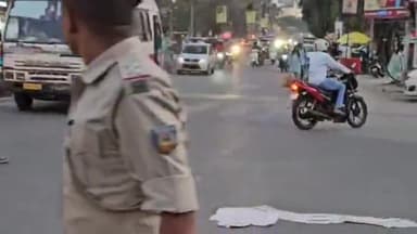 कांके: रांची की मेन रोड पर पुलिस ने अमन साव के तीन गुर्गों को गिरफ्तार कर कराई परेड