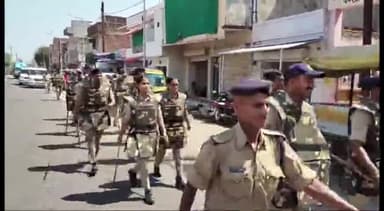 देवेंद्रनगर: होली और रमजान त्योहारों को देखते हुए, पुलिस ने देवेंद्रनगर में पैदल फ्लैग मार्च निकाला