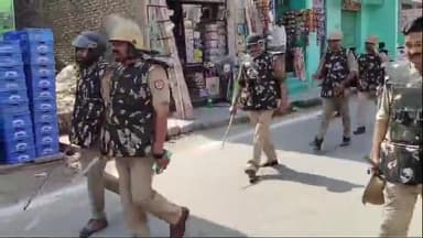 अमरोहा: होली पर माहौल खराब करने वालों से निपटने के लिए अमरोहा पुलिस तैयार, देहात पुलिस ने भारी फोर्स के साथ निकाला फ्लैग मार्च