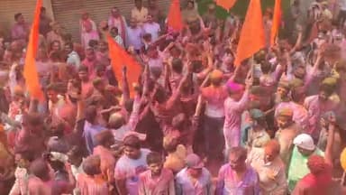 कैंपियरगंज: कैंपियरगंज, पीपीगंज, जंगल कौड़िया सहित कई जगहों पर होली के पर्व पर लोगों ने एक-दूसरे को बधाई देकर फेंका रंग