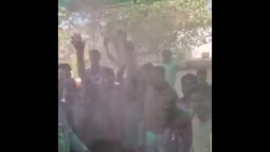 झांसी: बबीना विधायक ने लक्ष्मी गेट के बाहर अपने कार्यकर्ताओं के साथ खेली होली