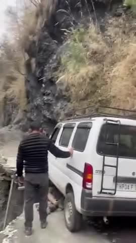 जब लोक निर्माण विभाग कुछ नहीं कर पाया तो 
भूमतीर गांव वालों ने गाड़ी को पार करने के लिए बनाया लकड़ी का पुल,,, देखें