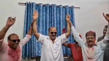 धनौरा: गजरौला में पूर्व विधायक हरपाल सिंह के आवास पर जमकर खेली गई होली, लगाए ठुमके